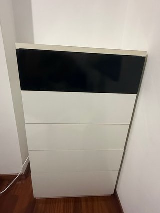 Cómoda y 2 mesitas de noche blancas y negras