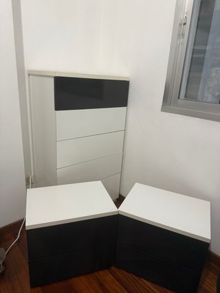 Cómoda y 2 mesitas de noche blancas y negras