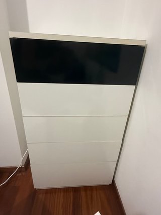 Cómoda y 2 mesitas de noche blancas y negras