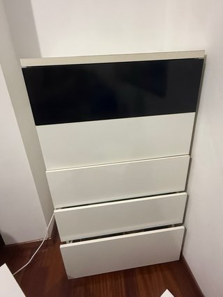 Cómoda y 2 mesitas de noche blancas y negras