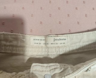 Falda corta beige con botones