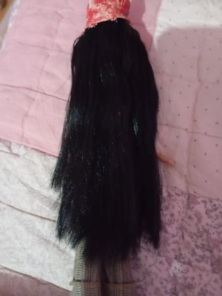 Muñeca Bratz con gorro rojo y pantalón