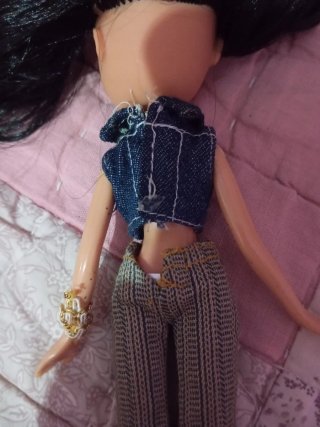 Muñeca Bratz con gorro rojo y pantalón