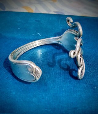 Bracciale in Sheffield creato da artista londinese