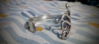 Bracciale in Sheffield creato da artista londinese