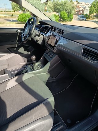 Se vende coche practicamente nuevo