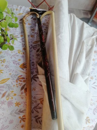 Bastones de madera con empuñadura decorada
