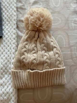 Gorro de lana beige con pompón