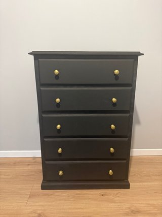 Cómoda de madera negra con tiradores dorados