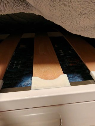 Cama nido beige en madera maciza lacada