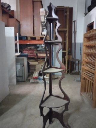 Estantería esquinera de madera