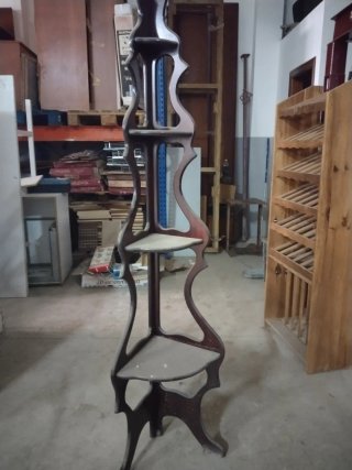 Estantería esquinera de madera