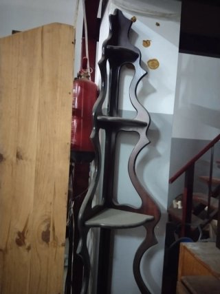 Estantería esquinera de madera