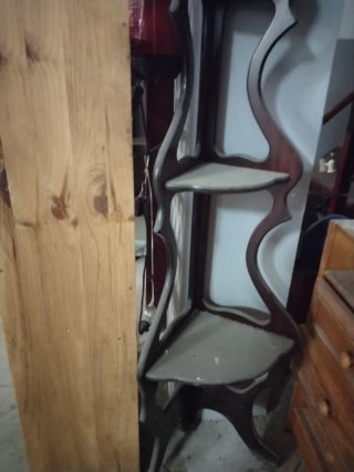 Estantería esquinera de madera