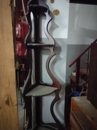 Estantería esquinera de madera