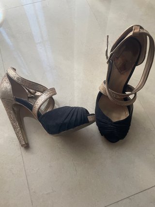 Zapatos de tacón Stradivarius negros y dorados T36