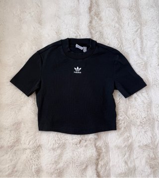 Camiseta negra crop top Adidas