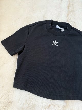 Camiseta negra crop top Adidas