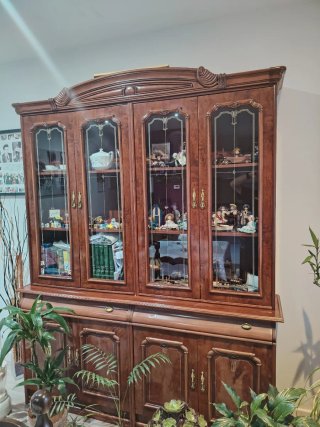 Mueble de comedor madera y cristal