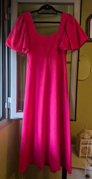 Vestido fucsia mangas abullonadas