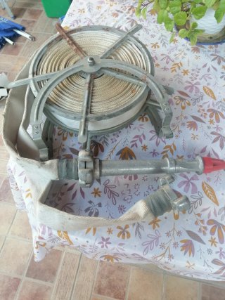 Manguera de contra incendio enrollada