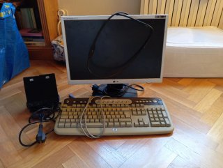 Pantalla LG, Teclado HP y Altavoces Altec