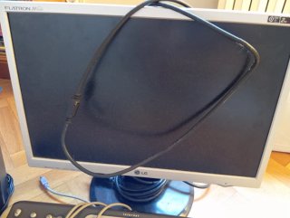 Pantalla LG, Teclado HP y Altavoces Altec