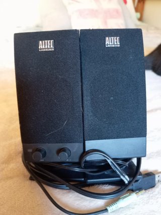 Pantalla LG, Teclado HP y Altavoces Altec