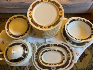 Vajilla de porcelana con detalles dorados