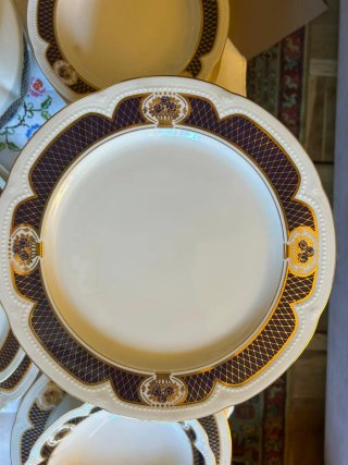 Vajilla de porcelana con detalles dorados