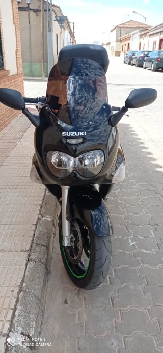 Suzuki GSX 750F Negra