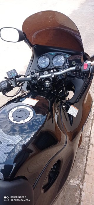 Suzuki GSX 750F Negra