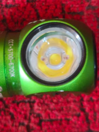 Olight Linterna 1100 Lúmenes Carga Magnética