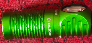 Olight Linterna 1100 Lúmenes Carga Magnética