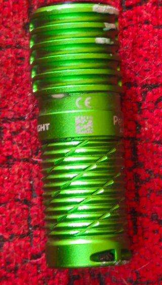 Olight Linterna 1100 Lúmenes Carga Magnética