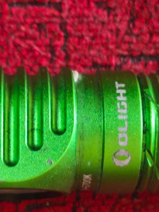 Olight Linterna 1100 Lúmenes Carga Magnética