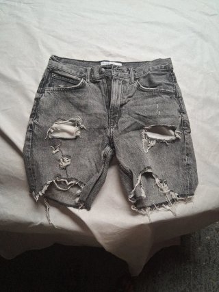 Pantalón corto vaquero Bershka gris desgastado