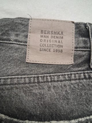 Pantalón corto vaquero Bershka gris desgastado