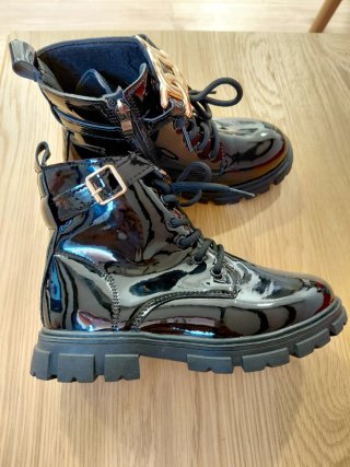 Botas niña talla 36 negras con cadena dorada