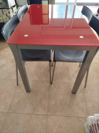 Mesa comedor cristal rojo y 4 sillas