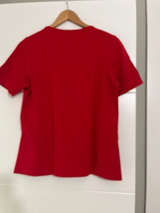 Camiseta roja con detalle oso