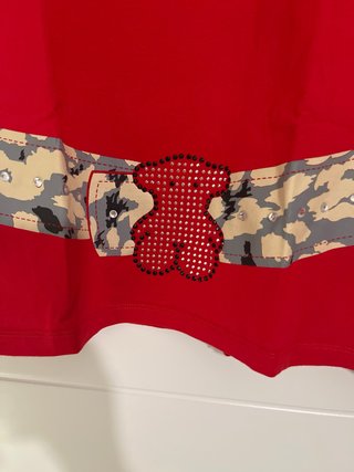 Camiseta roja con detalle oso