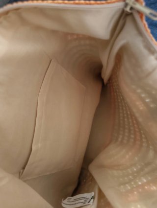 Bolso de rafia beige y naranja.