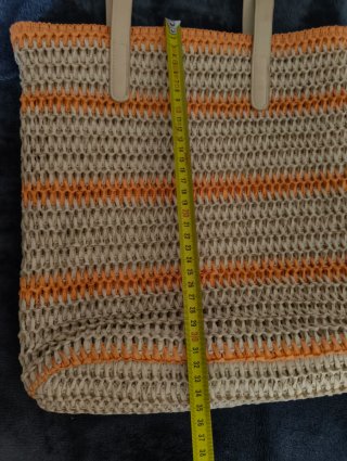 Bolso de rafia beige y naranja.
