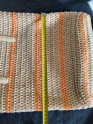 Bolso de rafia beige y naranja.