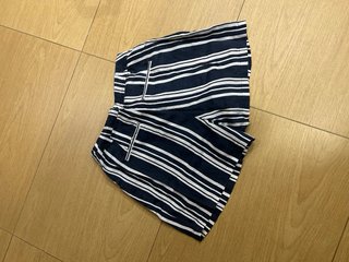 Pantalones cortos de rayas azules y blancas