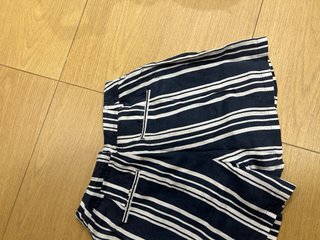 Pantalones cortos de rayas azules y blancas