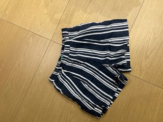 Pantalones cortos de rayas azules y blancas