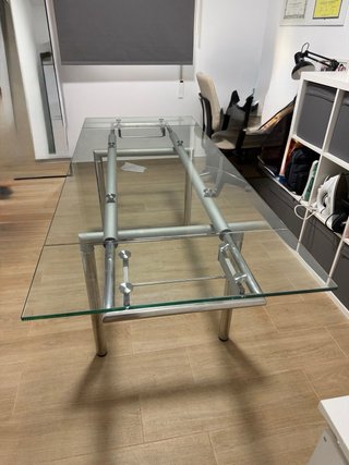 Mesa de cristal y metal extensible plateada
