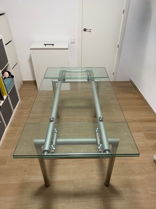 Mesa de cristal y metal extensible plateada